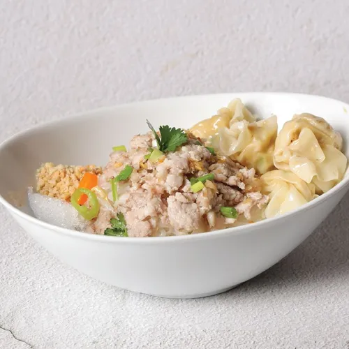 ก๋วยเตี๋ยวพิเศษหมูสับเกี๊ยวไก่ (น้ำ/แห้ง/ต้มยำ/แห้งยำ)